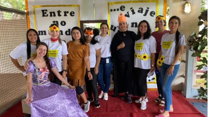 Voluntários levam literatura e atividades lúdicas para crianças em Porto Trombetas