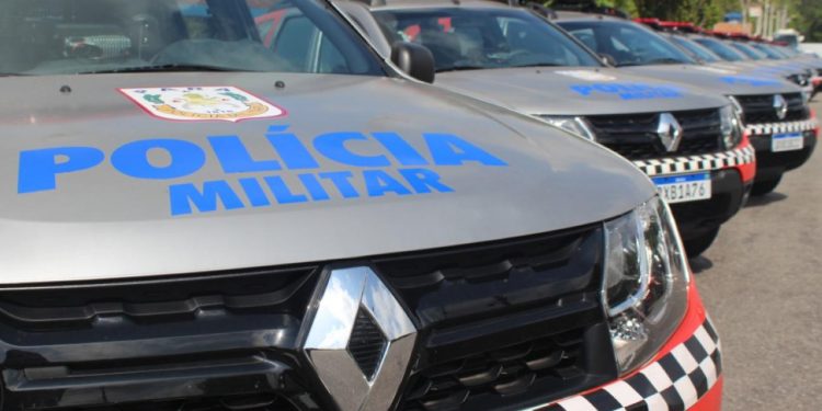 Mãe e dois filhos são feitos reféns em casa durante assalto