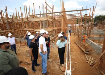 Governador inspeciona obras iniciais do Hospital Municipal Menino Jesus, em Oriximiná