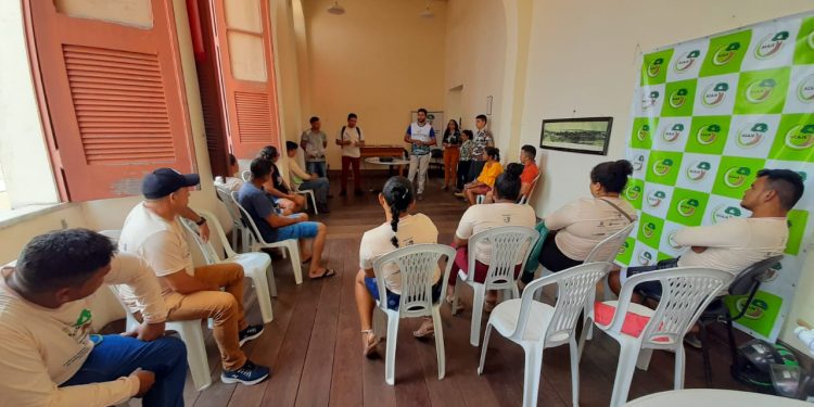 Extrativistas da Flota Trombetas recebem 4ª etapa da formação de agentes ambientais, em Óbidos