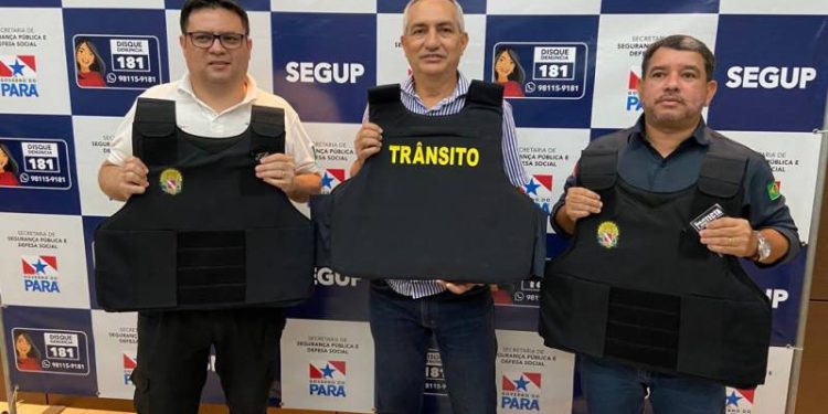 Segup entrega coletes balísticos para órgão gestor do trânsito em Óbidos