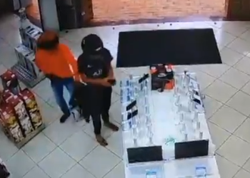 Armados, bandidos anunciam assalto e levam celulares de mostruário de loja em Oriximiná
