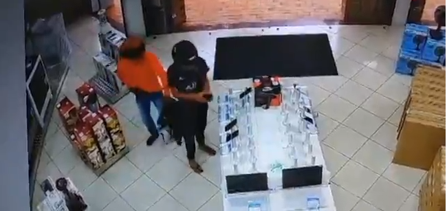 Armados, bandidos anunciam assalto e levam celulares de mostruário de loja em Oriximiná