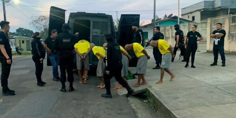 Quatorze presos são transferidos de Oriximiná para unidade prisional em Santarém
