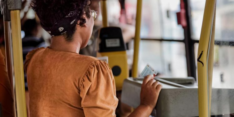 Governador anuncia catraca livre no transporte coletivo urbano para estudantes que farão o Enem