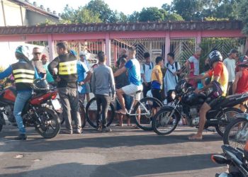 Motociclista em alta velocidade, perde controle e atropela dois alunos em Oriximiná