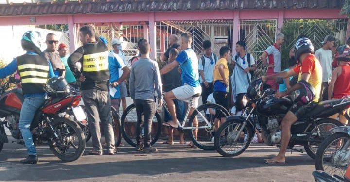 Motociclista em alta velocidade, perde controle e atropela dois alunos em Oriximiná