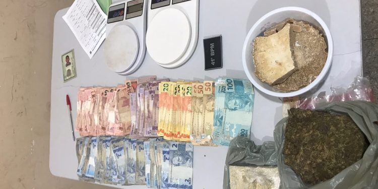 Polícia encontra droga enterrada em quintal de casa e prende duas pessoas, em Oriximiná