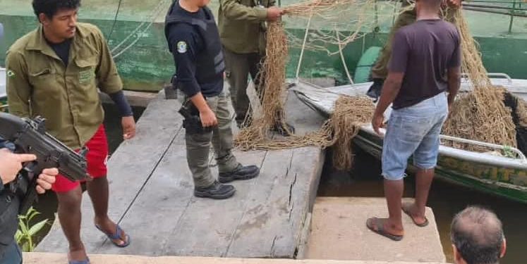Agentes do ICMBio incineram materiais de pesca predatória no distrito de Porto Trombetas
