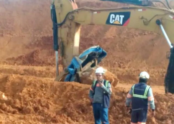 Condutor de escavadeira que esmagou banheiro matando colega de trabalho é enquadrado por crime de trânsito