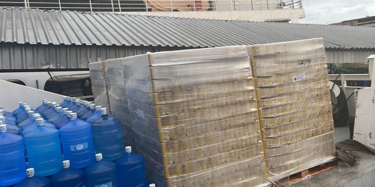 Sefa apreende 35.700 latas de cerveja em porto de Oriximiná