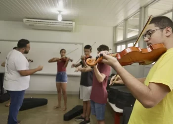 Orquestra leva música clássica para comunidades quilombolas e ribeirinhas, em Oriximiná