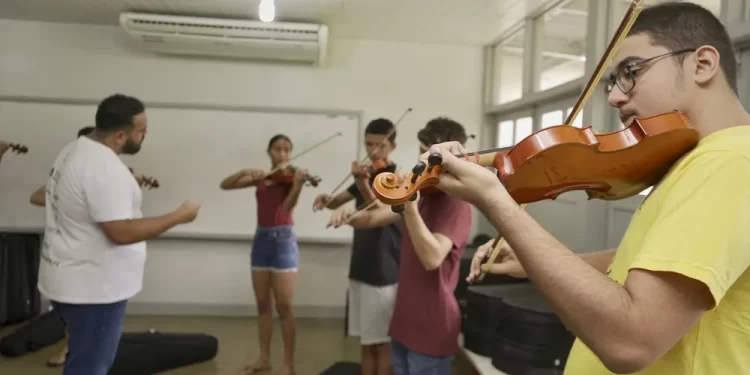 Orquestra leva música clássica para comunidades quilombolas e ribeirinhas, em Oriximiná