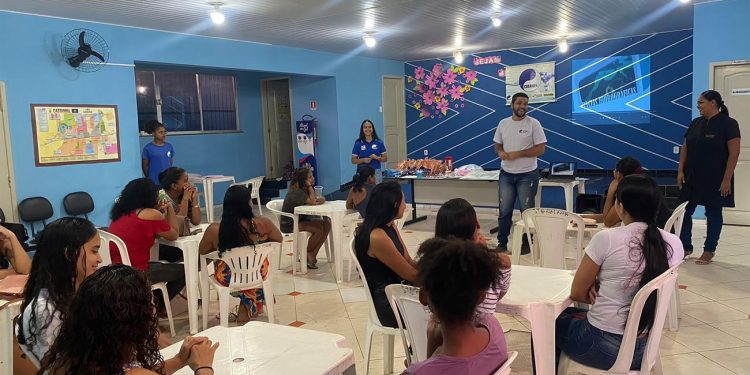 Cosanpa oferta oficina gratuita para produção de puff com garrafa pet em Oriximiná