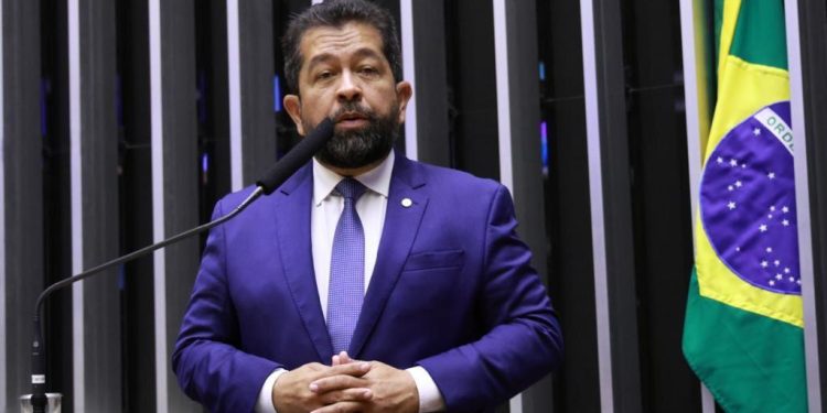 Henderson Pinto propõe desonerar IPI para produtores de leite