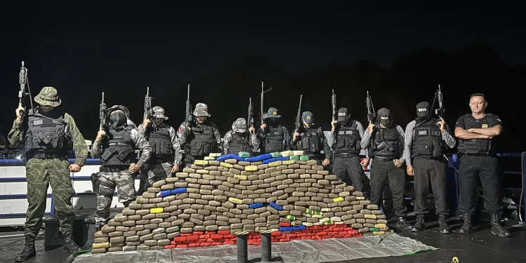 Agentes da Base Candiru apreendem mais de 370 kg de drogas e prendem cinco suspeitos