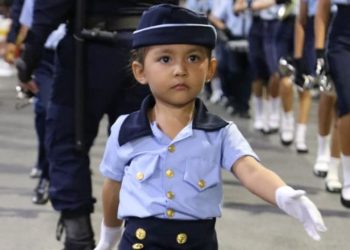 Menina de 4 anos emociona o Brasil em desfile cívico no Pará e recebe Moção de Aplausos da Câmara de Oriximiná
