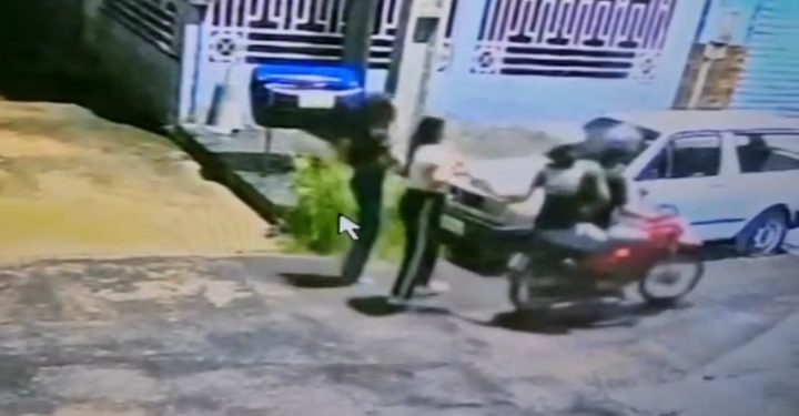 Dupla em moto rouba jovem no bairro Santa Luzia, em Oriximiná