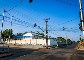 Novos semáforos com botão para pedestres foram instalados em cruzamentos movimentados em Oriximiná