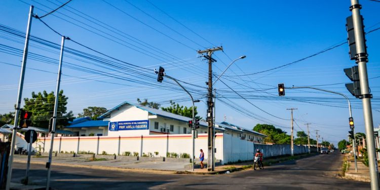 Novos semáforos com botão para pedestres foram instalados em cruzamentos movimentados em Oriximiná