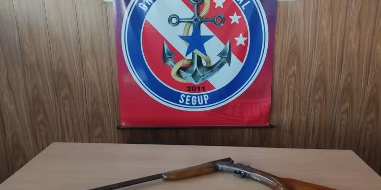 Apreensão de arma de fogo é realizada em Óbidos — Foto: Agência Pará/Divulgação