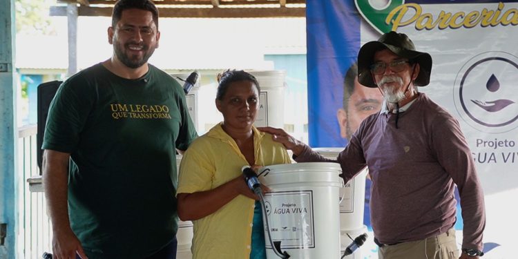 Mil filtros de água são doados a comunidades ribeirinhas afetadas pela seca amazônica