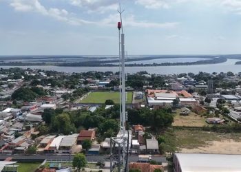 Ao centro, a Torre da TV Tapajós; ao fundo, o Rio Trombetas. — Foto: Ramon Leão