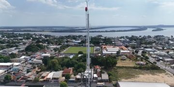 Ao centro, a Torre da TV Tapajós; ao fundo, o Rio Trombetas. — Foto: Ramon Leão
