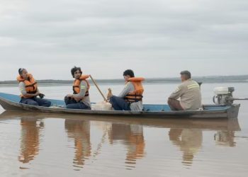 Pesquisadores da Universidade Federal do Rio de Janeiro (UFRJ) realizam coletas de materiais no Lago Batata, em Oriximiná (PA) — Foto: TV Tapajós