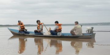 Pesquisadores da Universidade Federal do Rio de Janeiro (UFRJ) realizam coletas de materiais no Lago Batata, em Oriximiná (PA) — Foto: TV Tapajós