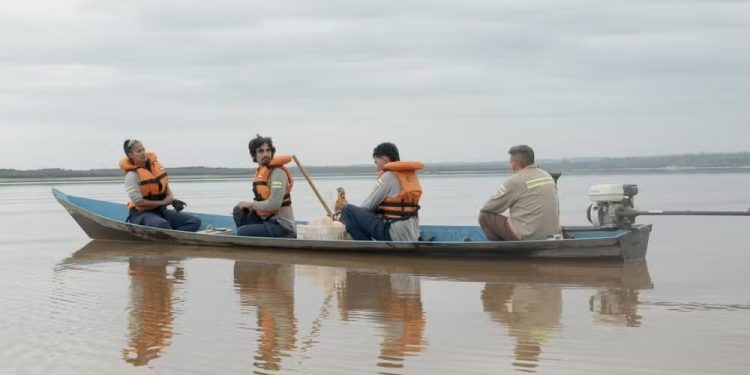 Pesquisadores da Universidade Federal do Rio de Janeiro (UFRJ) realizam coletas de materiais no Lago Batata, em Oriximiná (PA) — Foto: TV Tapajós