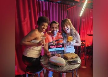 Guilherme Gonzalez com Glória Pires (à direita) e Isabel Fillardis (à esquerda) no set de gravação de Sexa — Foto: Arquivo pessoal/TV Tapajós
