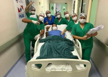 Paciente Wilson Bedoya e a equipe de profissionais de saúde, que atua na Unidade de Terapia Intensiva (UTI) - Foto: Ascom/HRMJ