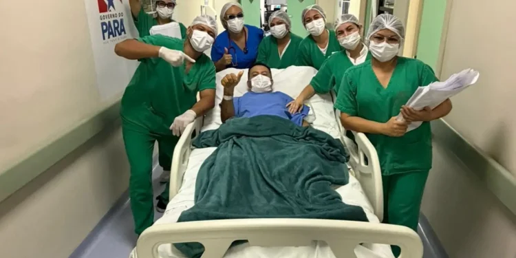Paciente Wilson Bedoya e a equipe de profissionais de saúde, que atua na Unidade de Terapia Intensiva (UTI) - Foto: Ascom/HRMJ